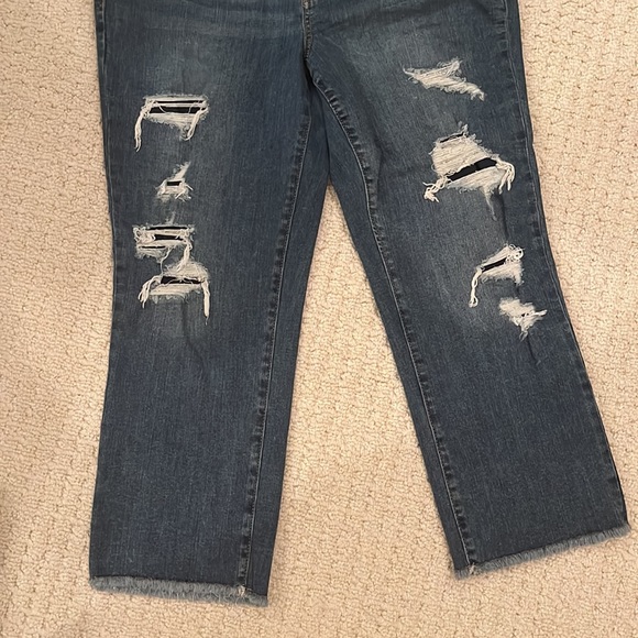 Maurices Cropped Raw Hem Jeans Size 10 - Picture 3 of 9
